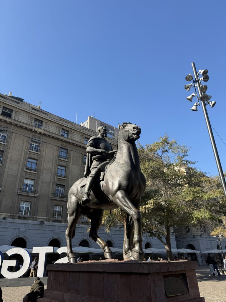 estatua de pedro valdivia em santiago do chile