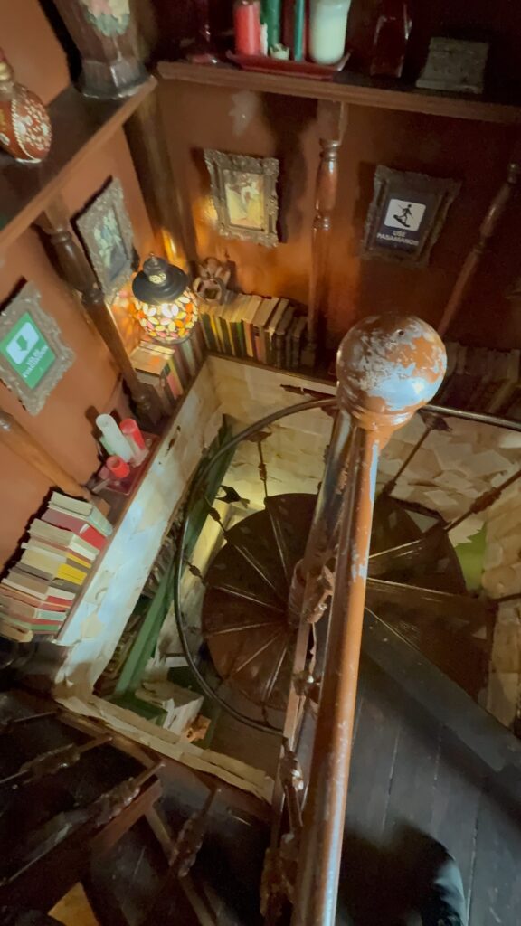 escadas na wonderland cafe em santiago do chile