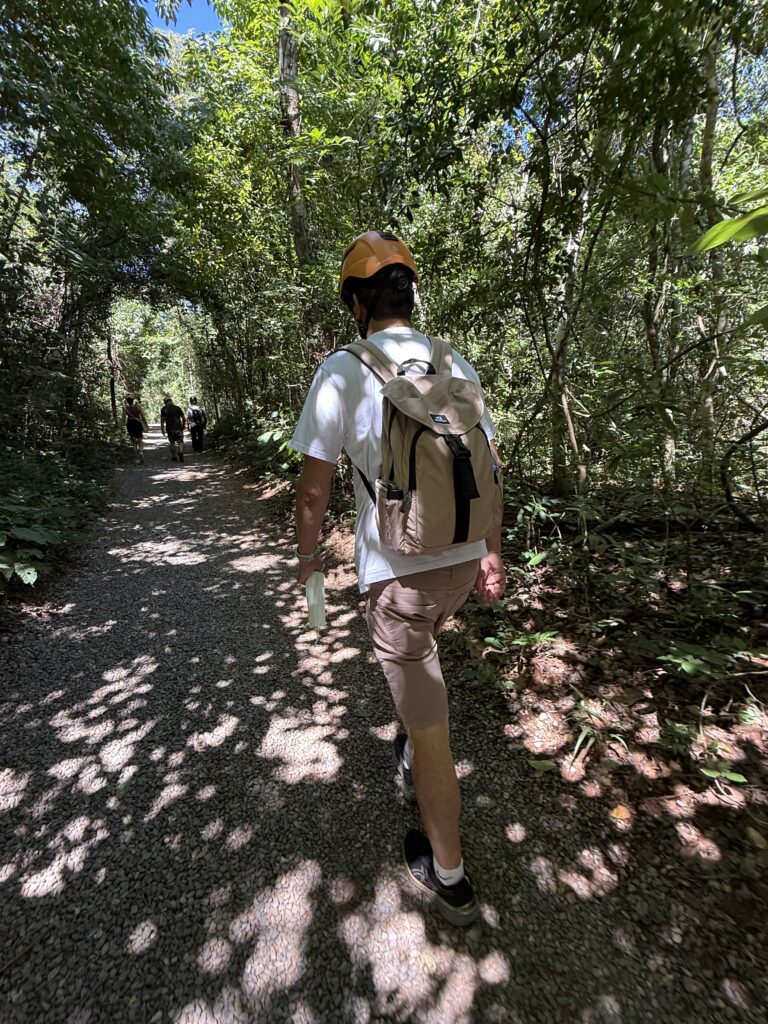 trilha da gruta do lago azul em bonito ms