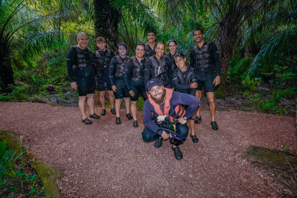 grupo de pessoas no passeio da flutuação do rio sucuri em bonito ms