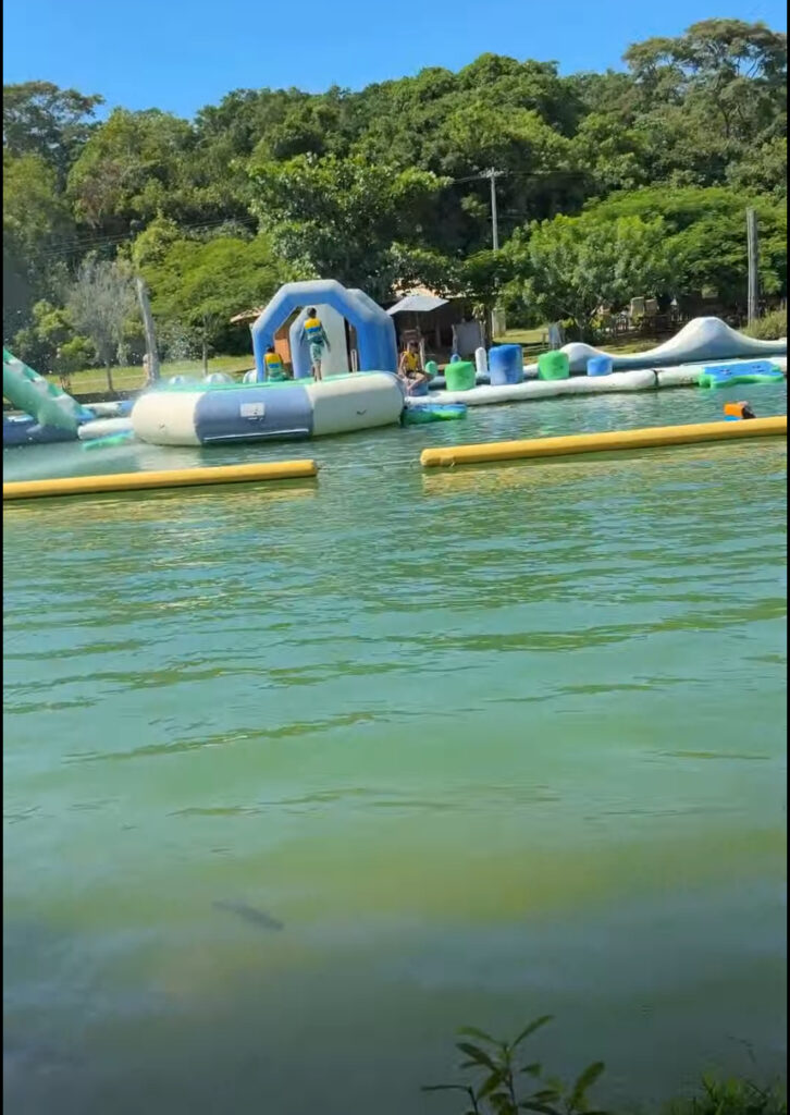 brinquedo inflavel nas nascente azul em bonito ms